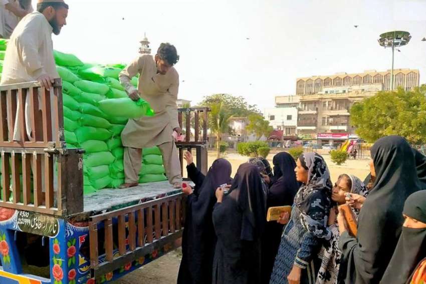 کراچی، ضلع جنوبی میں خواتین سندھ حکومت کی جانب سے فراہم ..
