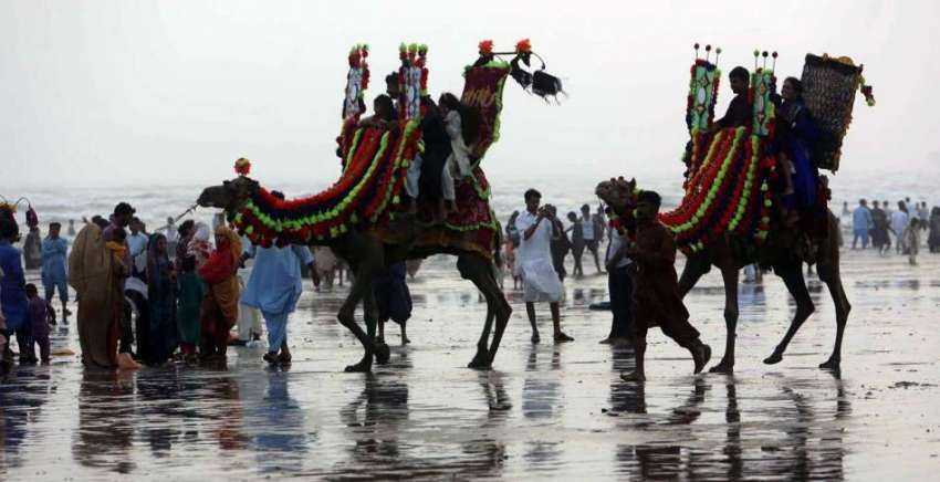 کراچی، شہری عید کے تیسرے روز ساحل سمندر پر اونٹ کی سواری ..
