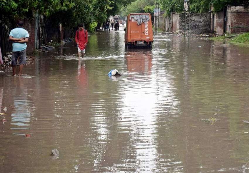 لاہور، شہر میں مسلسل دوسرے روز بارش کے باعث سڑک پر پانی جمع ..