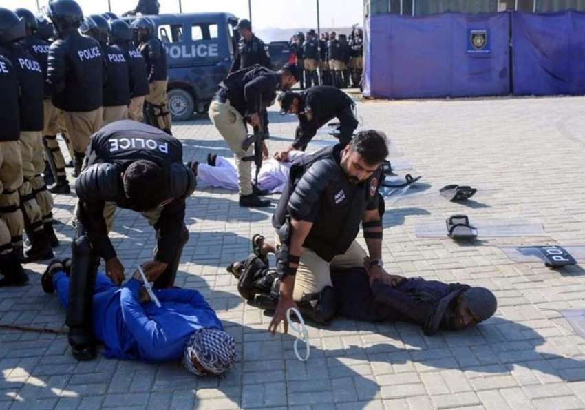 کراچی، اینٹی انکروچمنٹ فورس سندھ کے اہلکار انسداد تجاوزات ..