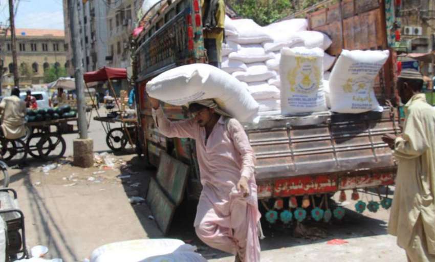 کراچی، مزدوروں کے عالمی دن کے موقع پر ایک مزدور کندھے پر ..