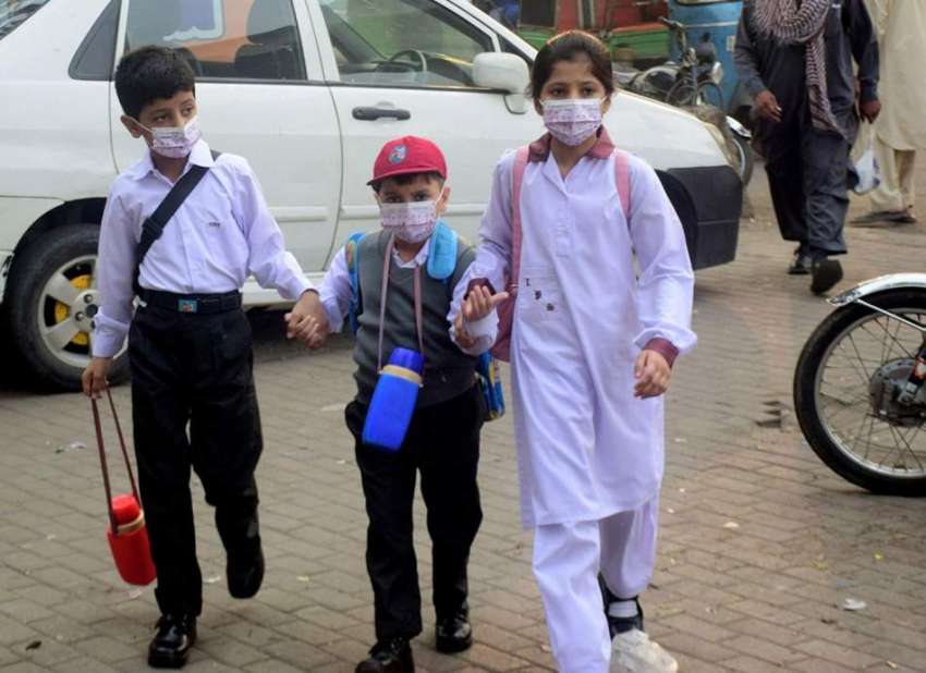لاہور، طلباء و طالبات سموگ کے باعث ماسک پہن کر سکول آ رہے ..