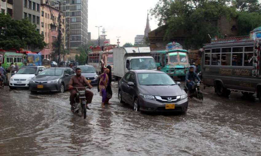 کراچی، ٹاور پر بارش کا پانی جمع ہے جس کی وجہ سے ٹریفک کی روانی ..