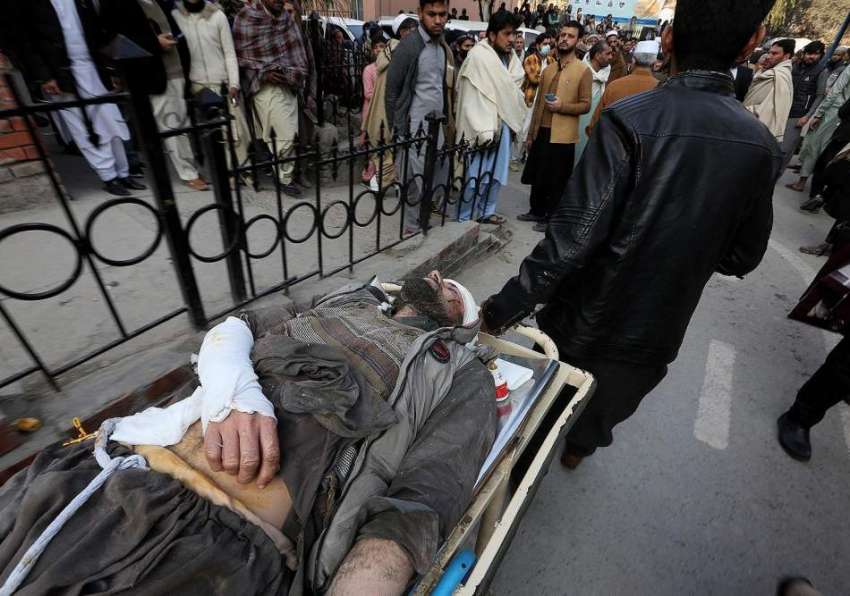 پشاور، پولیس لائن مسجد میں خودکش حملہ کے بعد زخمی پولیس ..