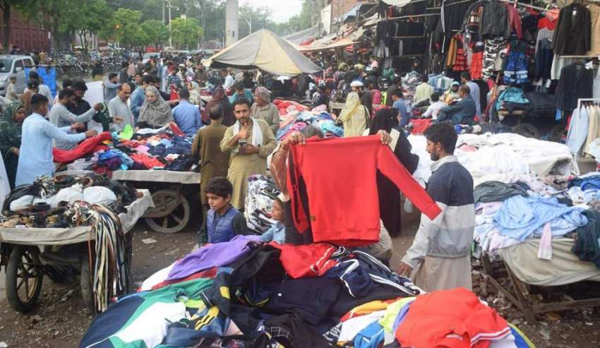 لاہور، شہری سردی کی شدت میں اضافے کے باعث لنڈا بازار سے گرم ..