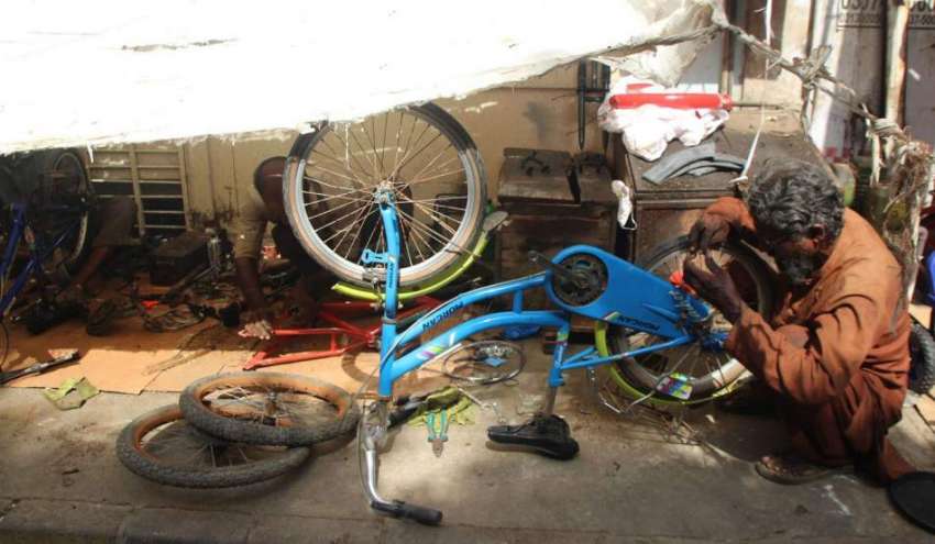 کراچی، پیٹرول کی قیمتوں میں اضافے کے بعد سائیکلوں کی قیمتیں ..