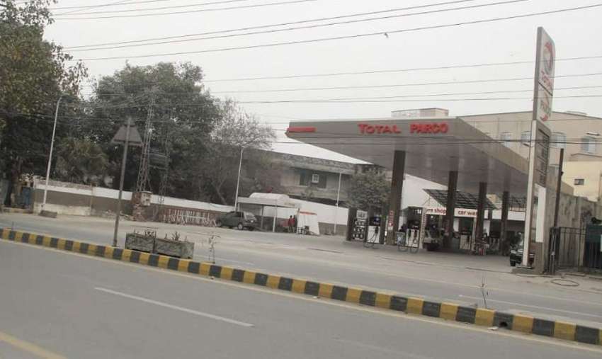 لاہور، کوئنز روڈ پر واقع ایک پیٹرول پمپ کے عملے نے سپلائی ..