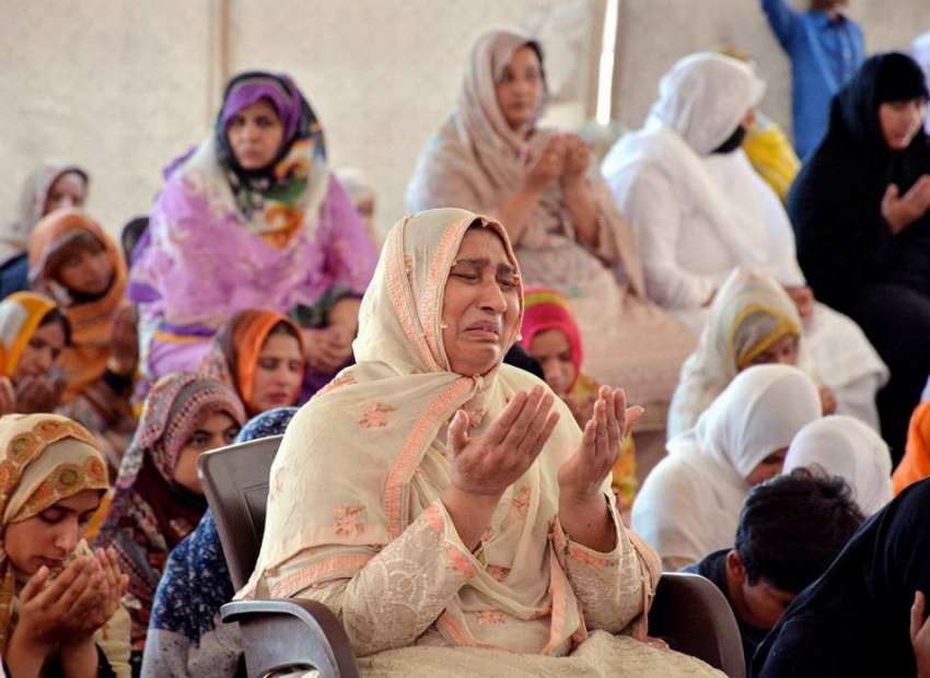 لاہور، ایک خاتون بادشاہی مسجد میں نماز جمعتہ الوداع کی ادائیگی ..