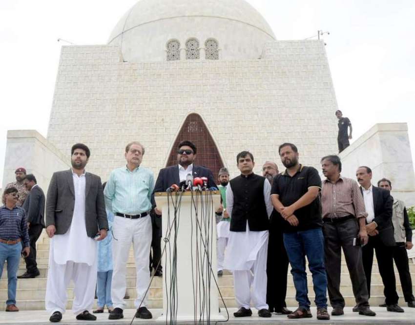 کراچی، گورنر سندھ کامران خان ٹیسوری مزار قائد پر میڈیا سے ..