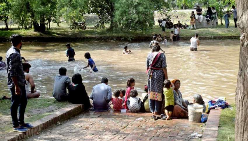 لاہور، شہری گرمی کی شدت کم کرنے کیلئے نہر میں نہا رہے ہیں۔