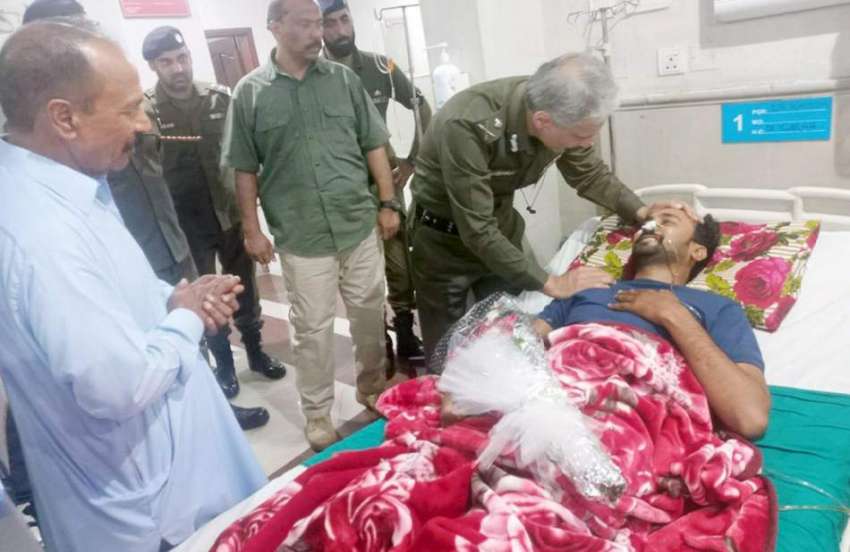 لاہور، آئی جی پنجاب ڈاکٹر عثمان انور ڈاکوؤں کی فائرنگ سے ..