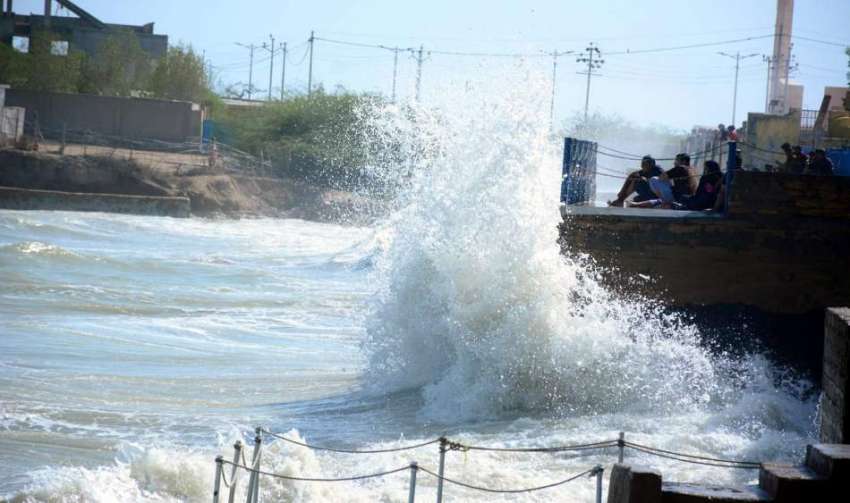 کراچی، سمندری طوفان ٹل جانے کے بعد بھی دو دریا پر سمندر کی ..