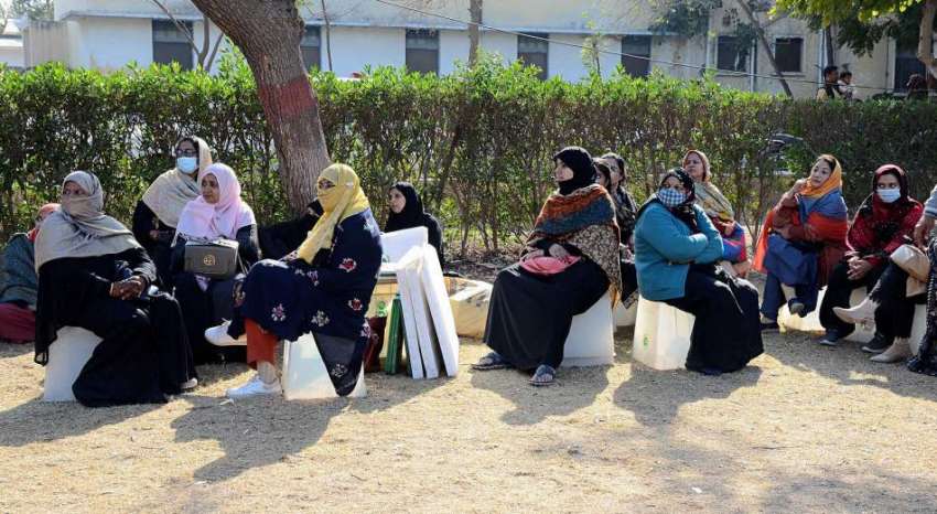 حیدرآباد، بلدیاتی الیکشن 2023ء کے موقع پر سٹاف خواتین کے ہمراہ ..