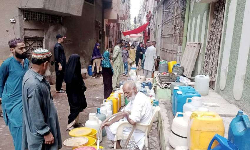 کراچی، لیاری آگرہ تاج کالوجی مسان پر عرصہ دراز سے پانی کی ..