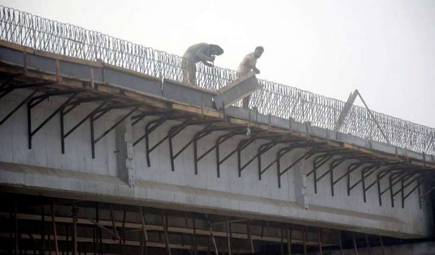 لاہور، شاہدرہ فلائی اوور منصوبے کا تعمیراتی کام جاری ہے۔