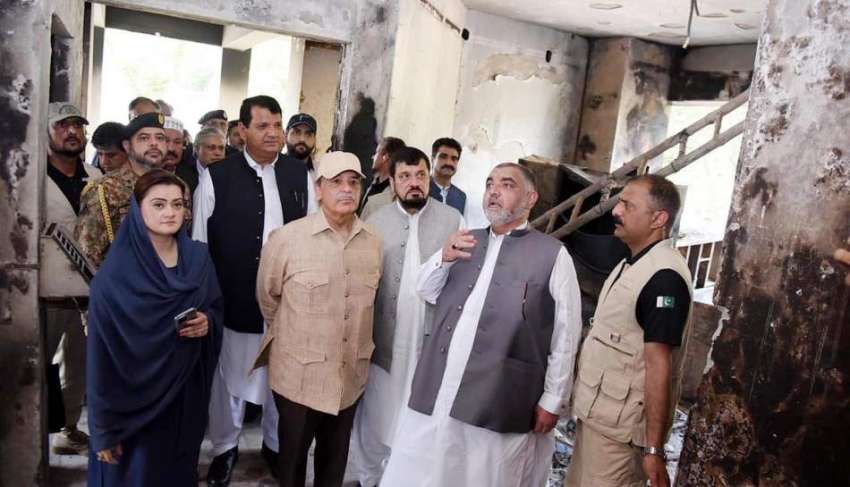 پشاور، وزیراعظم شہباز شریف شرپسندوں کے حملے میں جلائی گئی ..