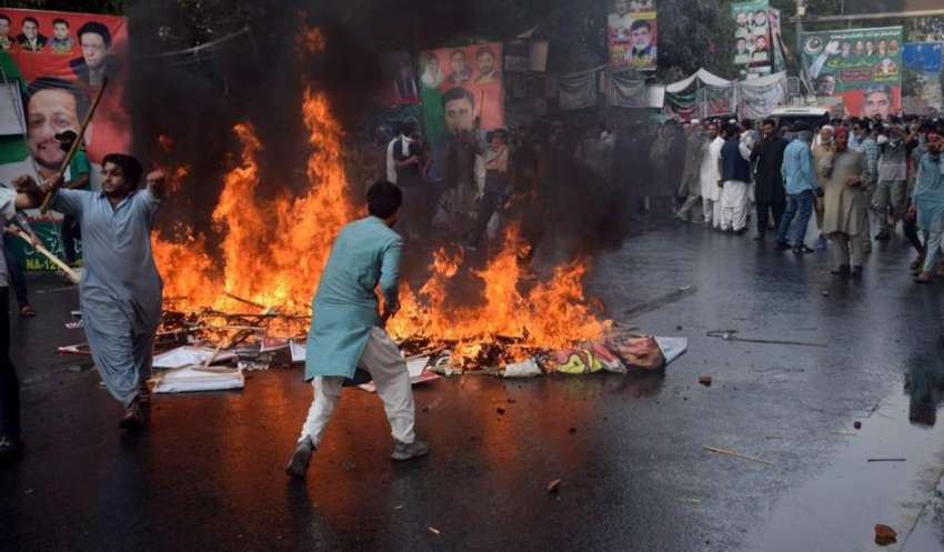 لاہور، تحریک انصاف کے کارکنان پولیس کی نفری کو عمران خان ..