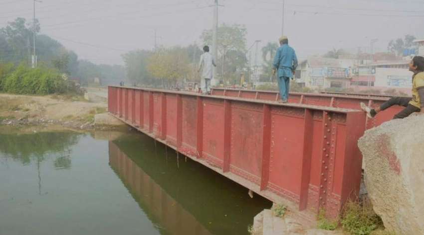 لاہور، بچے نہر پر بنے پل کی بجائے حفاظت گارڈ پر چل کر نہر ..