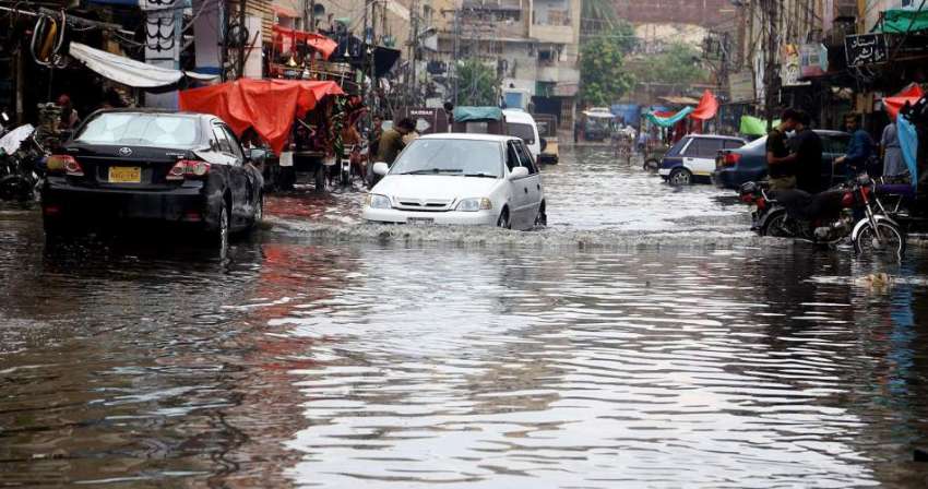 حیدرآباد، پیر کے روز ہونے والی موسلادھار بارش کے بعد قدم ..
