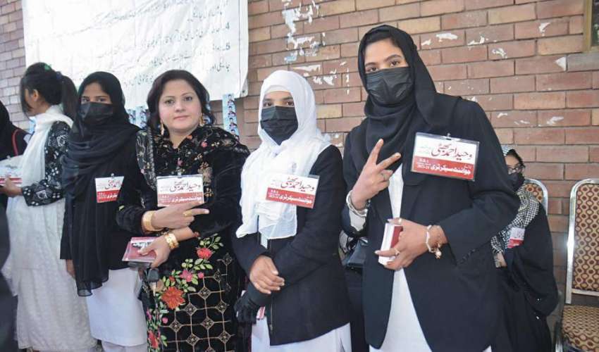 فیصل آباد، ڈسٹرکٹ بار کونسل میں الیکشن کے موقع پر خواتین ..