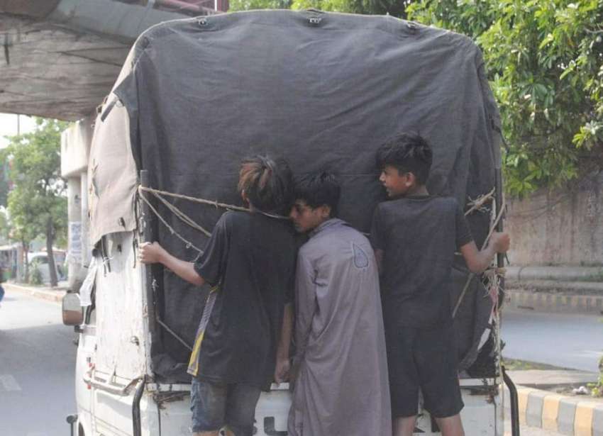 لاہور، بچے گاڑی کے پیچھے لٹک کر خطرناک طریقے سے سفر کر رہے ..