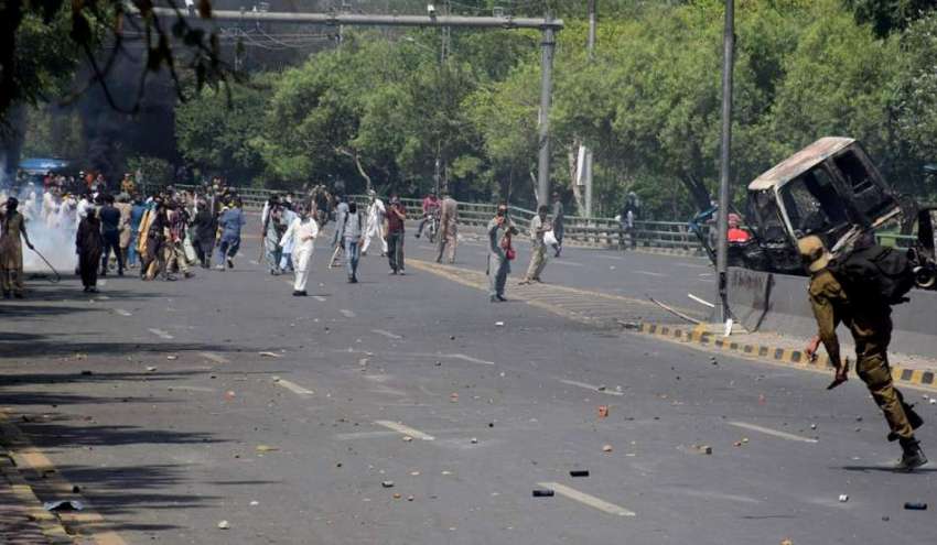 لاہور، تحریک انصاف کے مشتعل کارکن کینال روڈ پر پولیس پر ..