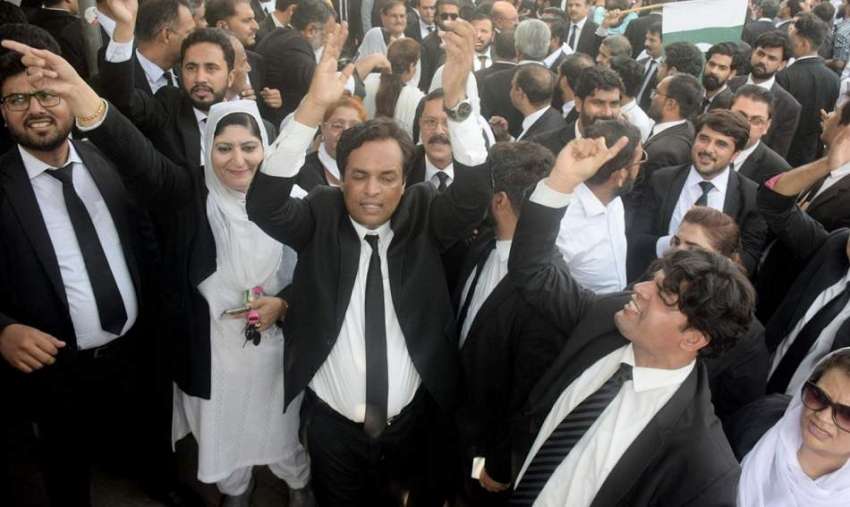 لاہور، وکلاء مہنگائی کیخلاف مال روڈ پر احتجاج کر رہے ہیں۔