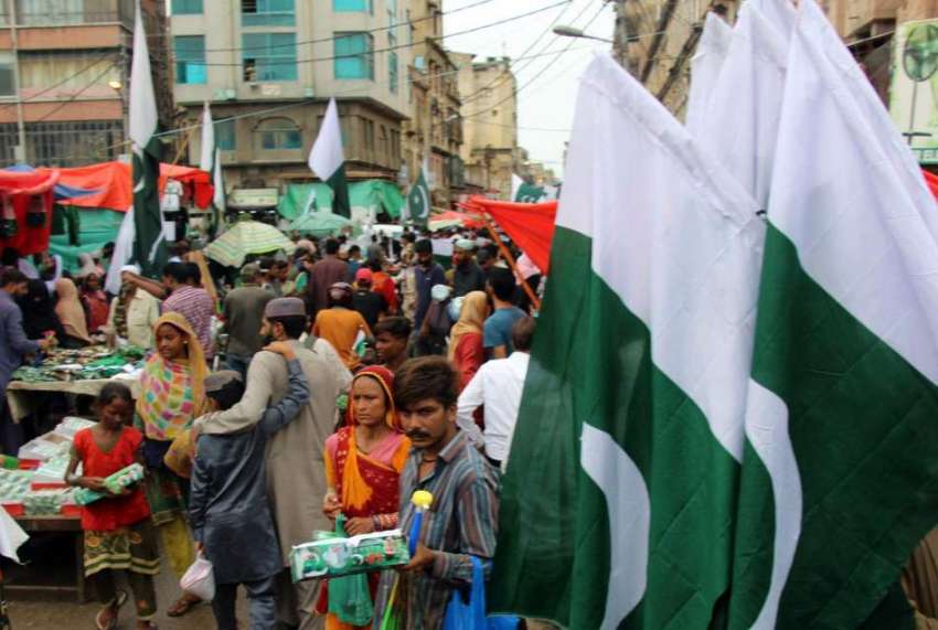 کراچی، لائٹ ہاؤس پر شہری جشن آزادی کے حوالے سے خریداری کر ..