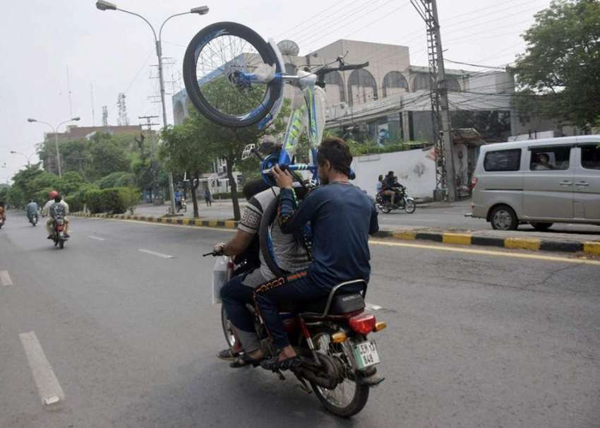 لاہور، موٹرسائیکل سوار شہری بچے کیلئے سائیکل خرید کر لے ..