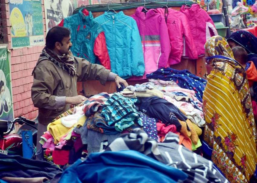 لاہور، خواتین سردی کی شدت میں اضافے کے باعث لںڈا بازار سے ..