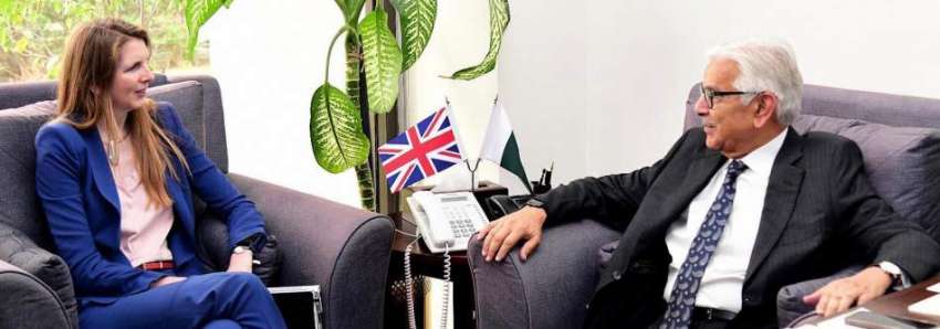 اسلام آباد، وزیر دفاع خواجہ محمد آصف سے برطانوی ہائی کمشنر ..