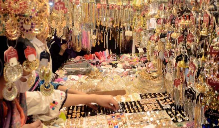 راولپنڈی، عید کی تیاریوں میں مصروف خواتین موتی بازار سے ..