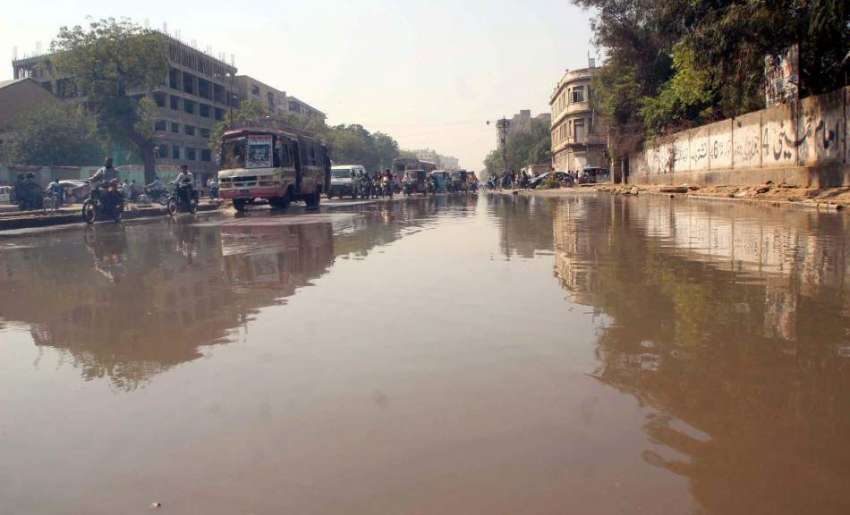 کراچی، ایم اے جناح روڈ تبت سنٹر کے پاس بارش کو دس دن گزر جانے ..