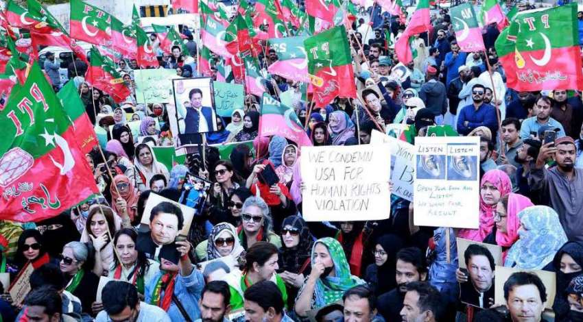 کراچی، تحریک انصاف کے کارکن انتخابات میں مبینہ دھاندلی ..