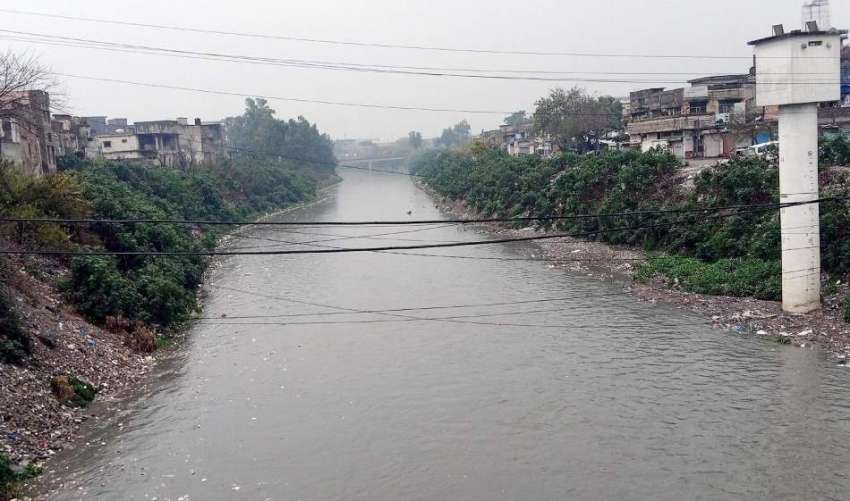 راولپنڈی، دن بھر جاری رہنے والی بارش کی وجہ سے نالہ لئی میں ..