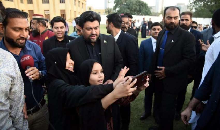 کراچی، گورنر سندھ کامران خان ٹیسوری کے ساتھ گورنر ہاؤس میں ..