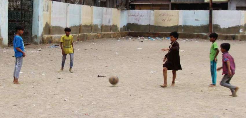 کراچی، لیاری کلری خستہ حال غوثیہ گراؤنڈ میں بچے فٹ بال کھیل ..