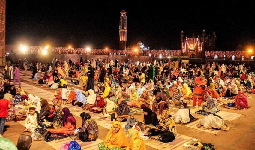 لاہور، تاریخی بادشاہی مسجد میں خواتین عبادت کر رہی ہیں۔