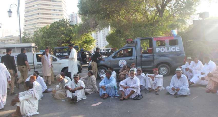 کراچی، سپریم کورٹ کراچی رجسٹری کے باہر گورنمنٹ ریٹائرڈ ..