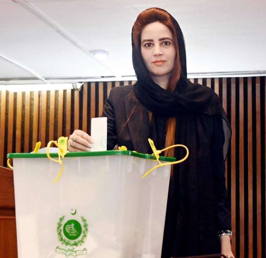 اسلام آباد، زرتاج گل وزیر سینیٹ الیکشن میں اپنا ووٹ کاسٹ ..