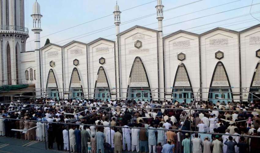 راولپنڈی، عیدگاہ شریف میں شہری عیدالفطر کی نماز ادا کر رہے ..