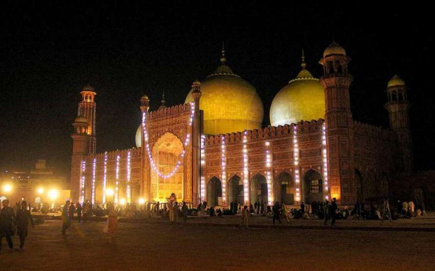 لاہور، تاریخی بادشاہی مسجد پر چراغاں کا خوبصورت منظر۔