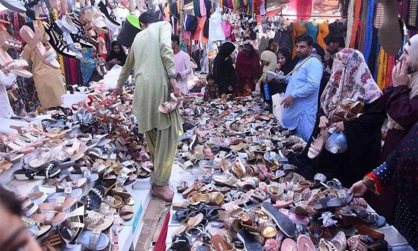 کراچی، لیاقت آباد مارکیٹ میں خواتین عید کے حوالے سے خریداری ..
