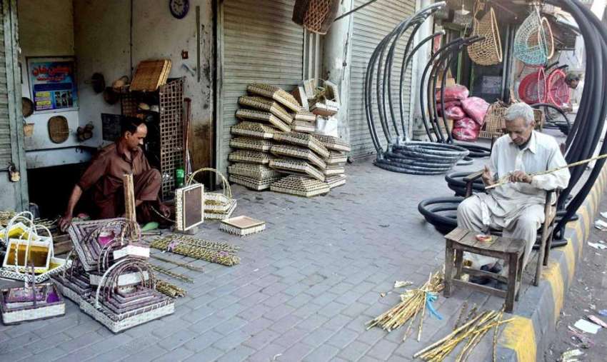 لاہور، محنت کش گھریلو آرائش کا سامان تیار کر رہے ہیں۔