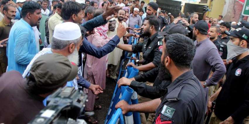 کراچی، پریس  کلب کے باہر سندھ اساتذہ کی احتجاجی ریلی کو پولیس ..