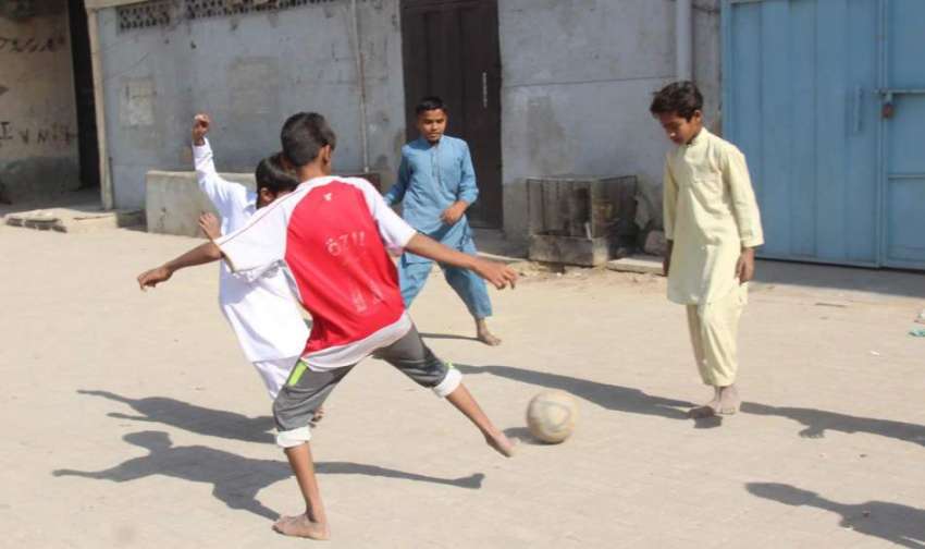 کراچی، کھڈامارکیٹ میں بچوں کے کھیلنے کیلئے کوئی گراؤنڈ ..