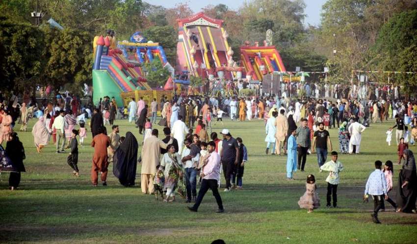 لاہور، شہری عیدالفطر کے موقع پر جیلانی پارک میں سیروتفریح ..