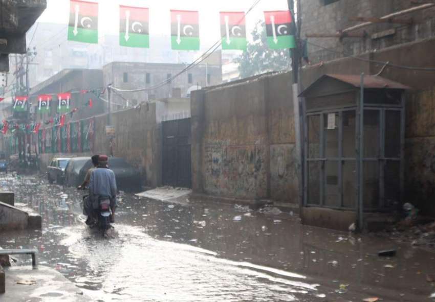 کراچی، لیاری بہار کالونی میں بارش کے دوسرے روز بھی پانی ..