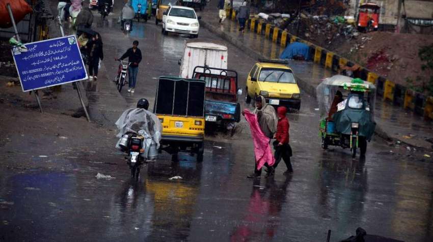 راولپنڈی، وقفہ وقفہ سے جاری رہنے والی بارش کے دوران شہری ..