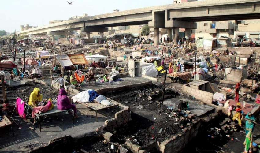 کراچی، تین ہٹی پل کے نیچے جھگیوں میں آتشزدگی کے بعد خانہ ..